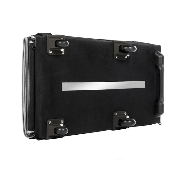 Eine schwarze Transporttasche von unten mit 4 Rädern und einem Reflektion Streifen.